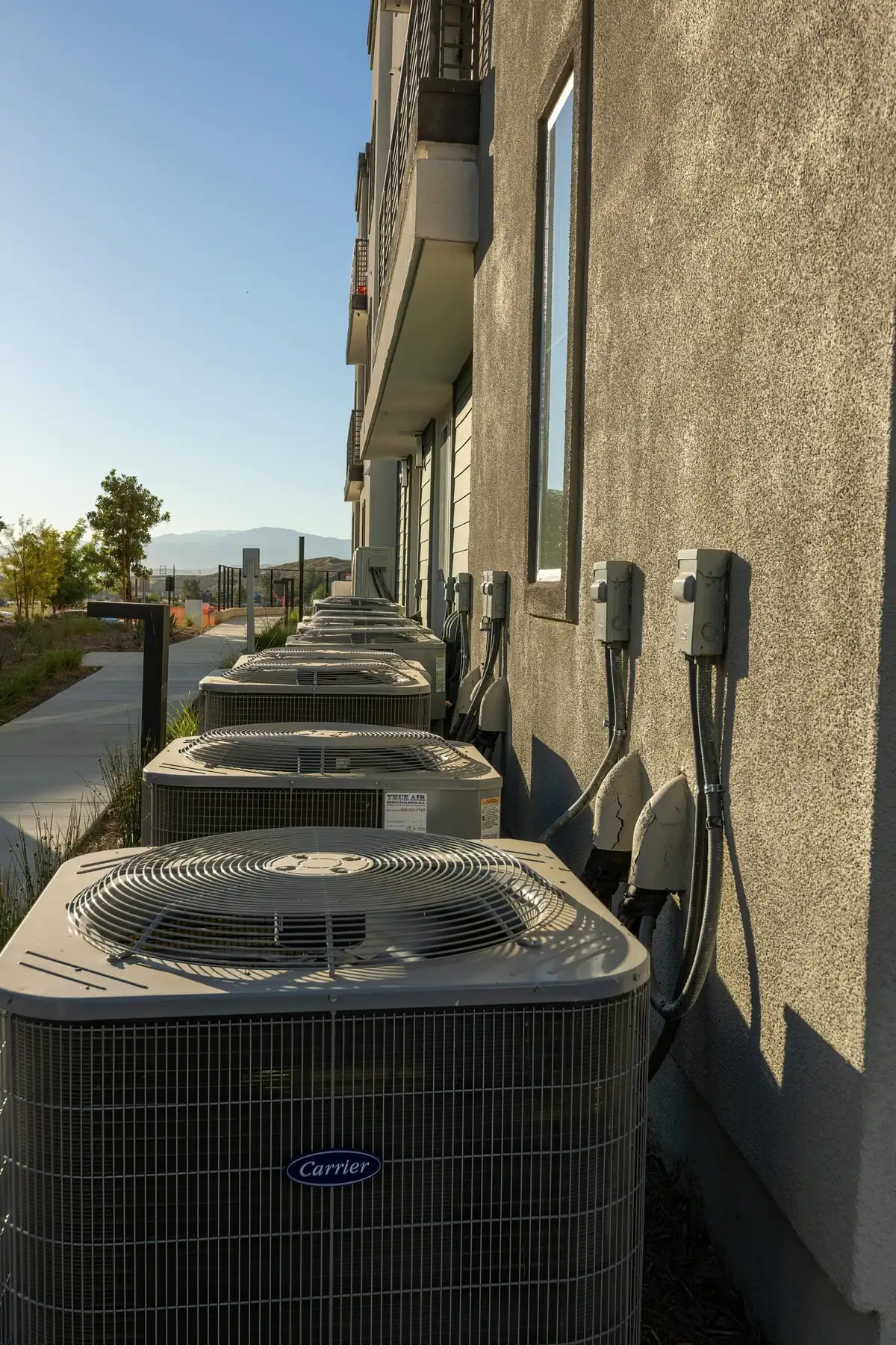 Sala técnica con aerotermia Vaillant aroTHERM plus y módulo hidráulico uniTOWER