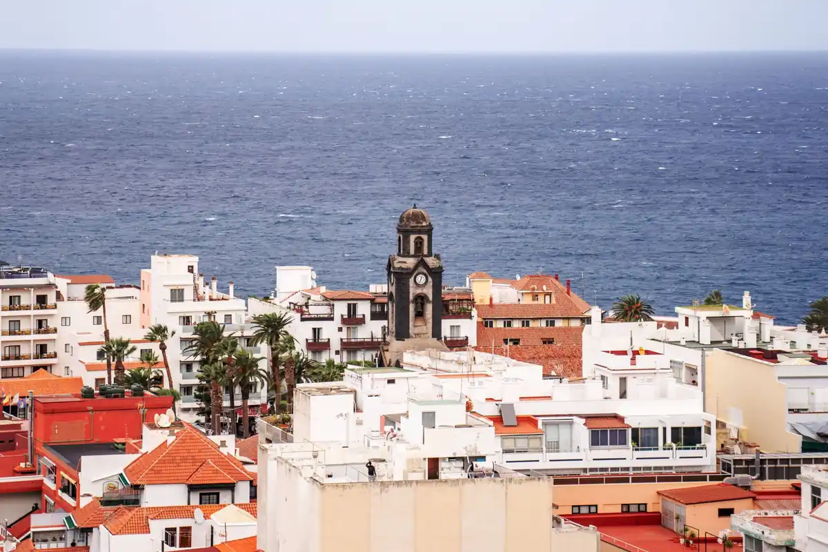 Casas blancas con terrazas y azoteas frente al océano Atlántico
