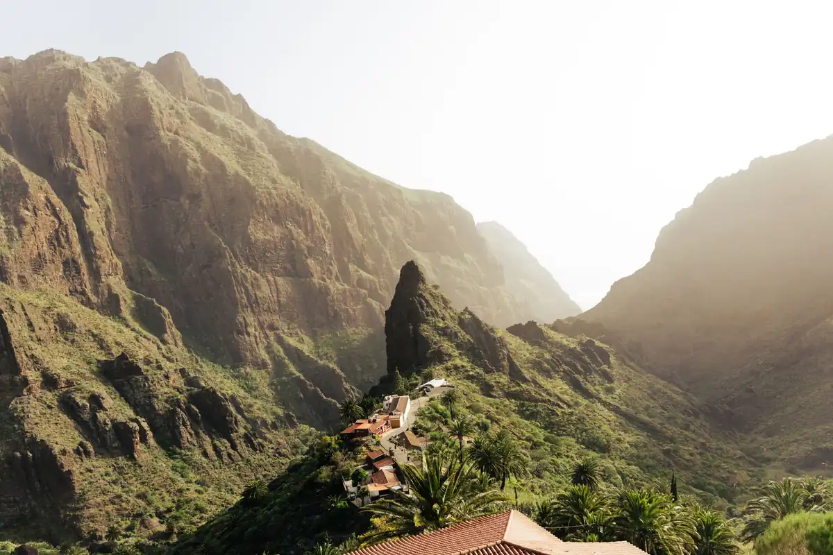 Caserío de Masca entre montañas verdes en el noroeste de Tenerife
