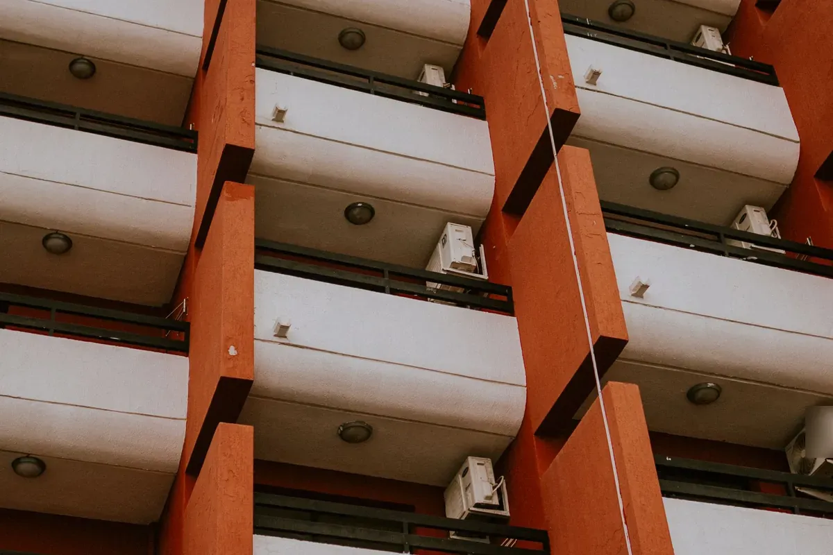 Balcones de un bloque de pisos con unidades exteriores de aire acondicionado en las terrazas