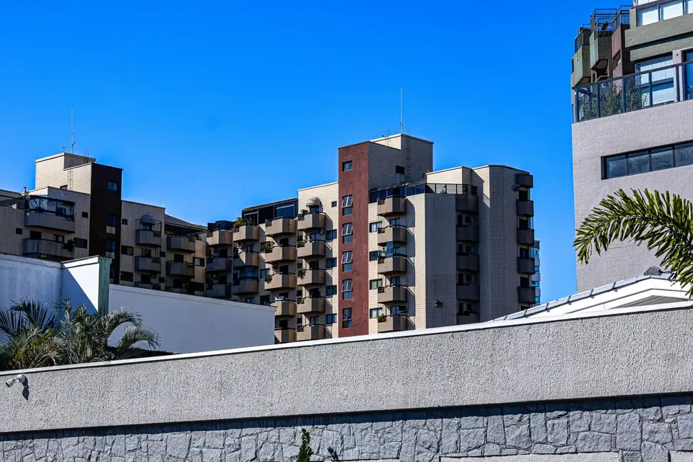 Edificios de apartamentos de varias plantas con balcones curvos bajo un cielo azul