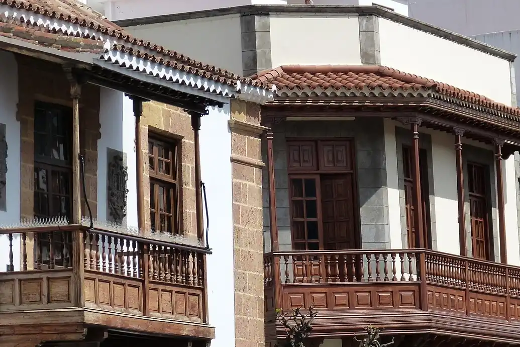 Casa de pueblo con balcones de madera, muros de piedra y tejado de teja