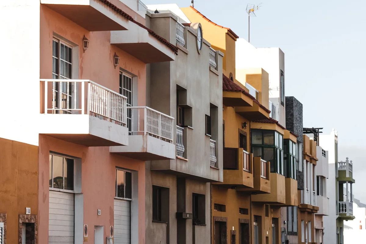 Calle de Tenerife con casas de dos y tres plantas, balcones y fachadas de colores