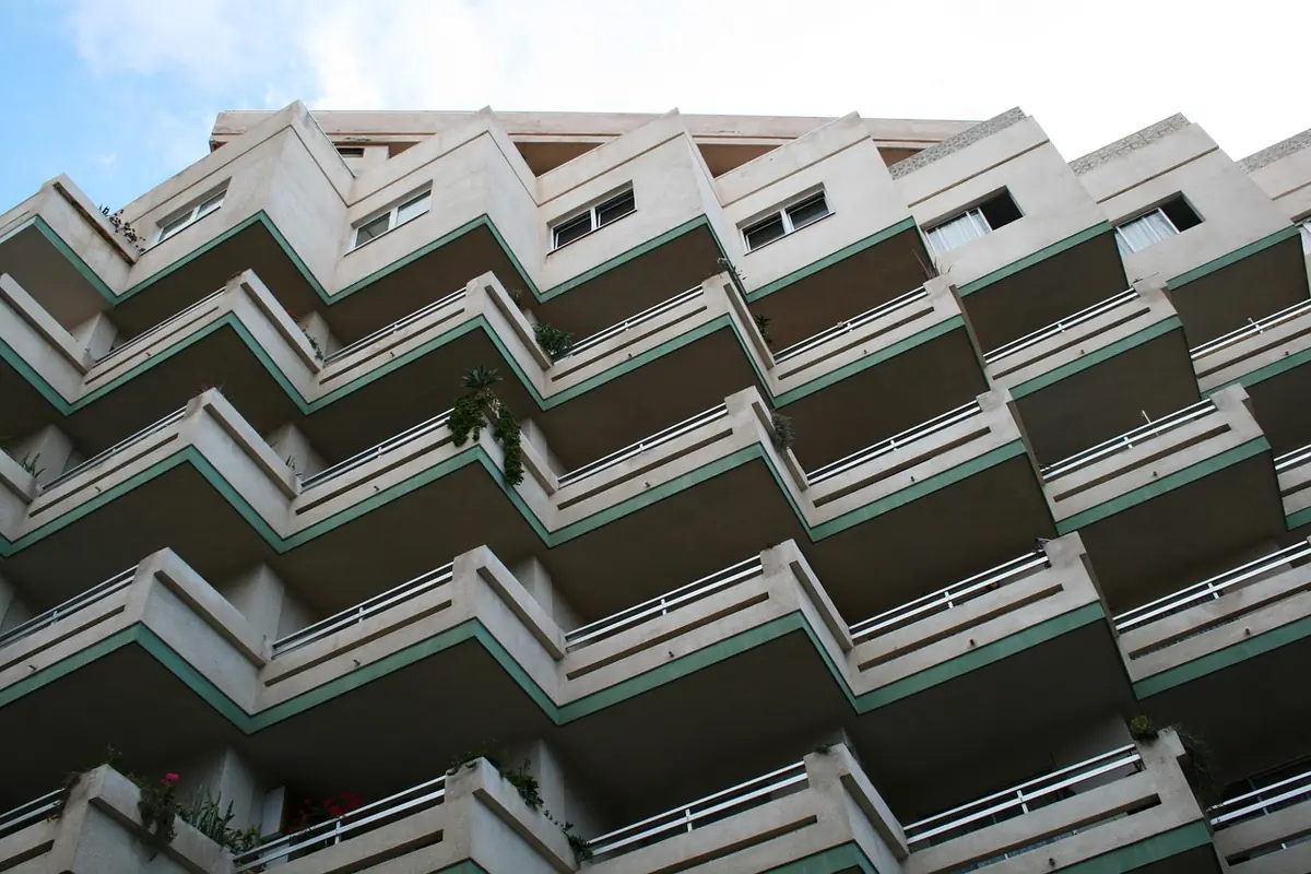 Edificio de apartamentos de varias plantas con balcones escalonados, visto desde abajo