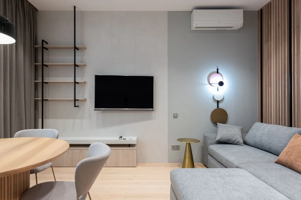 Split de pared sobre la zona de estar de un piso