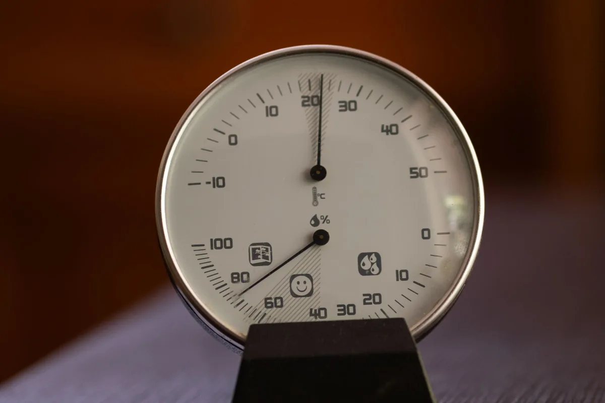 Termohigrómetro de aguja que mide la temperatura y la humedad de una habitación