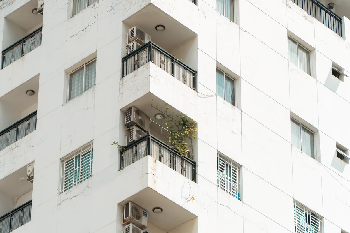 Unidades exteriores de aire acondicionado en la fachada de un edificio de apartamentos