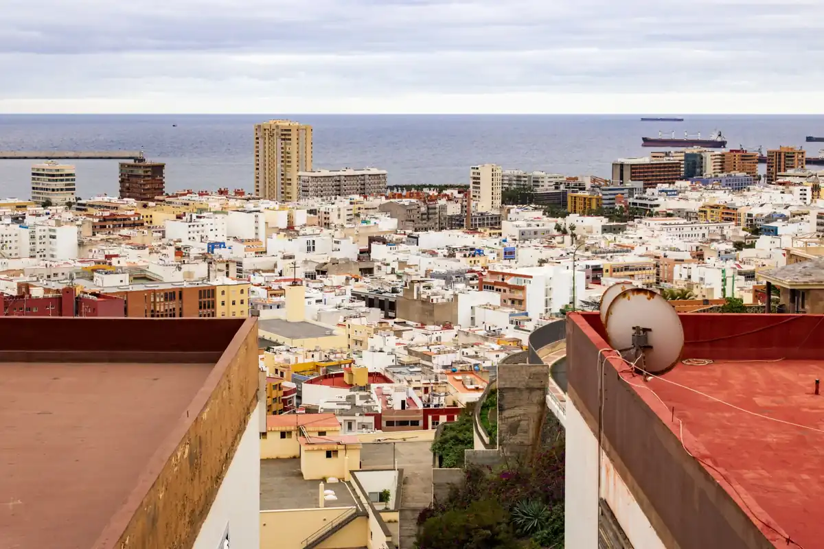 Vista de Santa Cruz de Tenerife desde lo alto, con sus azoteas y edificios de pisos frente al mar