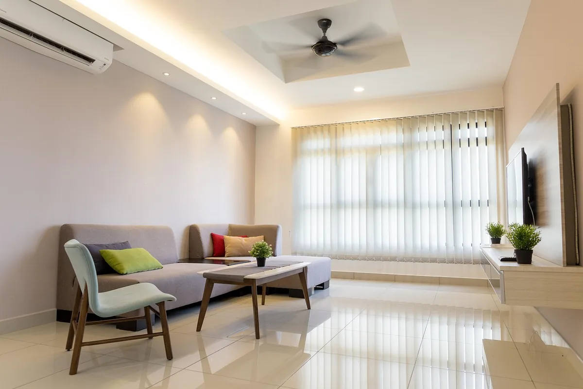 Salón con un split de pared en lo alto de la esquina y un ventilador de techo