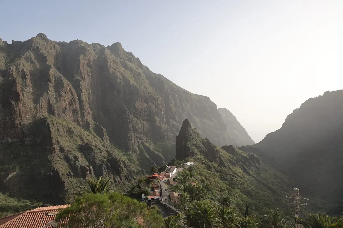Valle de montaña de Tenerife con un pueblo pequeño entre palmeras y riscos